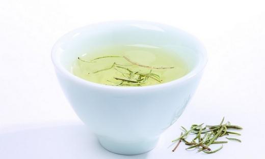 用茶叶水涂到脸上并轻拍脸部,或者用蘸有茶水的化妆棉贴在脸上2~3分钟