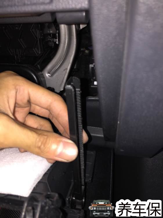 凌渡空调滤清器拆卸及更换教程