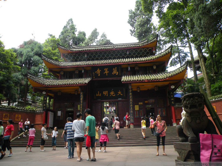 峨眉山晋代时创建白水普贤寺,为峨眉山兴建佛寺之始.