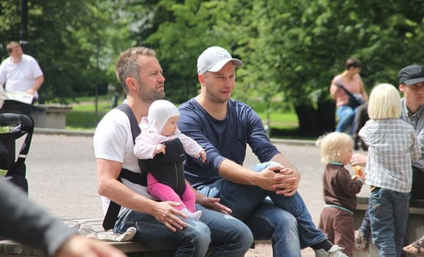 在挪威奥斯陆的公园里,两位奶爸在照顾小孩