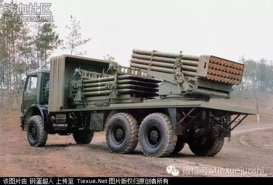 85式130毫米履带式自行火箭炮用30管82式火箭炮发射器与85式履带式运