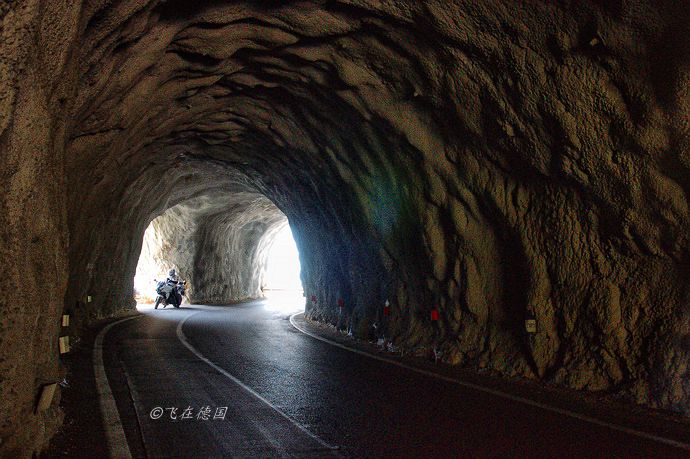 沿途经过的这个山洞隧道之中甚至还修了两个山洞停车位.