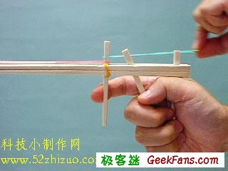 绕过握把后端的垂直的筷子.