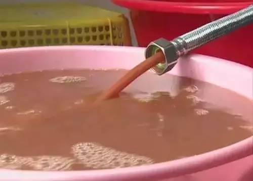 随后师傅把热水器内胆的水放净后,开始用清水对内胆进行清洗.