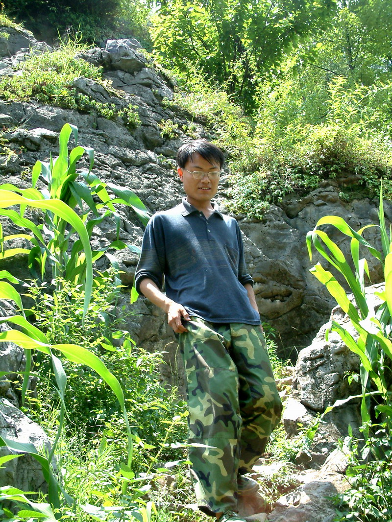 他就这样默默地在大山的重围中履行着他的阳光下的诺言.