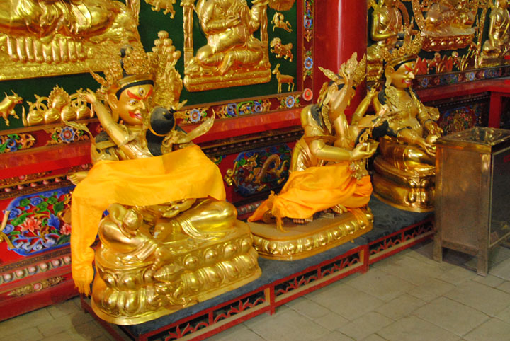 欢喜佛是男女赤身裸体作交媾状的佛像,是藏传佛教密宗中独有的佛像