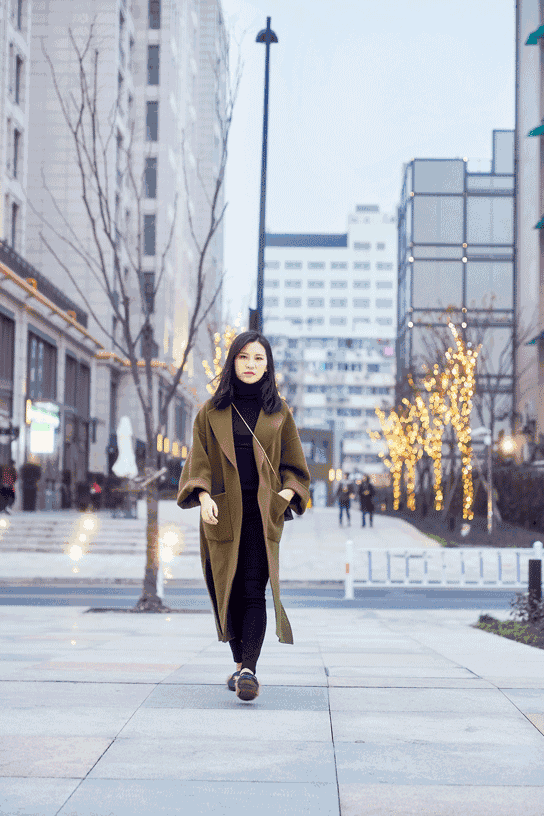 有时明明睡够了钟点,却还是有宿醉未醒的状态   杭州的天气也是这样的