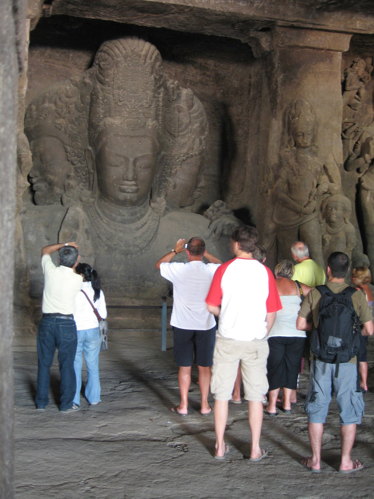 象岛石窟,最大的雕塑高达5.8米.