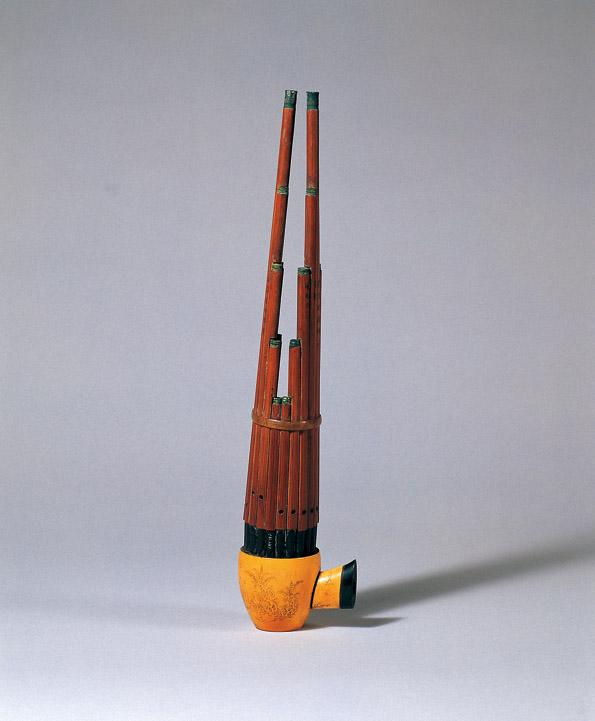 曾侯乙墓中发现的5件笙,是这种乐器较早期的形态.