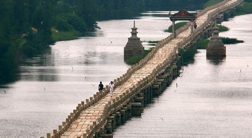 安平桥属于中国古代连梁式石板平桥,始建于南宋绍兴八年(1138),历时
