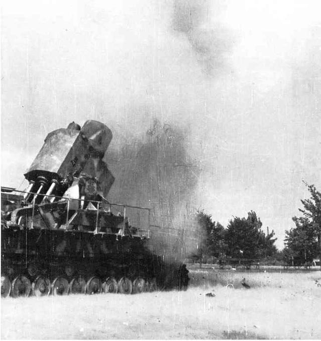 该型炮威力巨大,图为卡尔臼炮的炮弹击中一栋大楼时的场景.