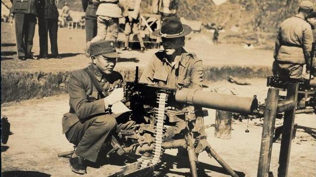 二人组潼关国军使用马克沁机枪对空射击陈庄战斗中的八路军机枪阵地