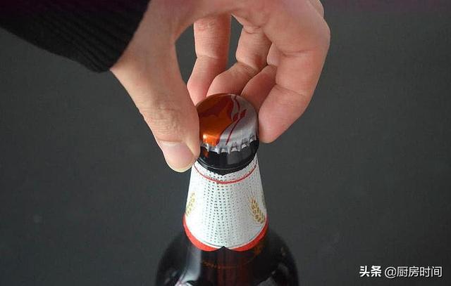 这是最有"文化"的开啤酒瓶方法,用手轻松拧下来,一点