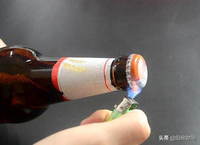 这是最有"文化"的开啤酒瓶方法,用手轻松拧下来,一点