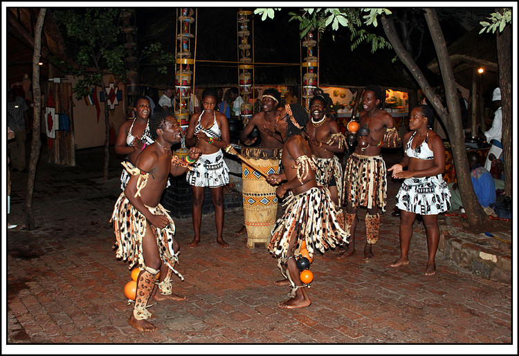 非洲的舞蹈简单容易跳,几乎所有的黑人