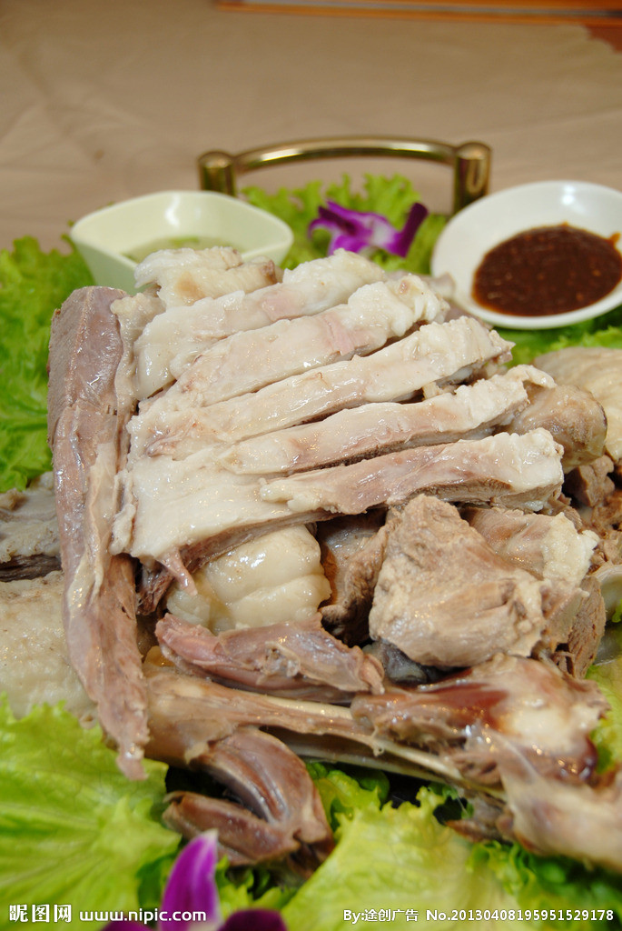 正宗蒙古手把羊肉的配方特点:羊肉鲜嫩,醇香,表面干爽,不失本味.