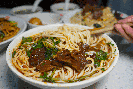 凛冬清晨去吃一碗热腾腾的牛肉面