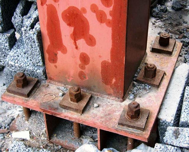 钢柱与基础的地脚螺栓连接
