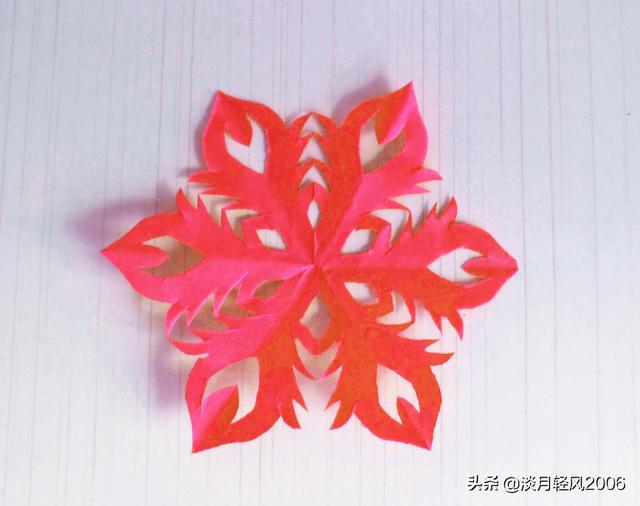 简单剪纸教程,一张彩纸折一折,画一画,3分钟剪出一朵花