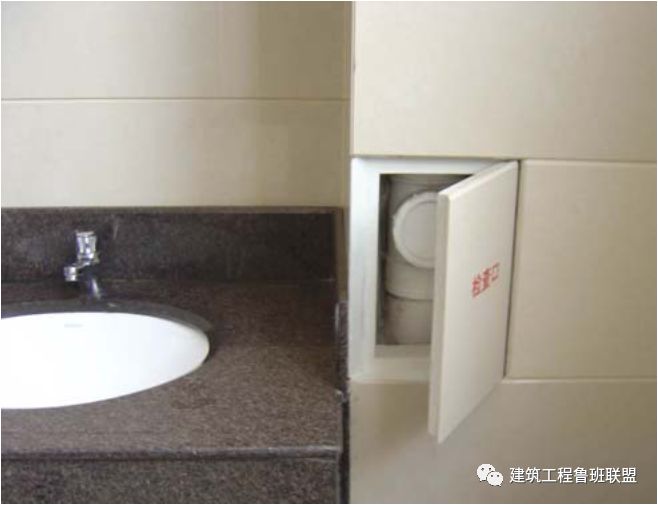 管道部件安装 排水立管检查口中心高度距操作地面为1m,朝向应便于检修