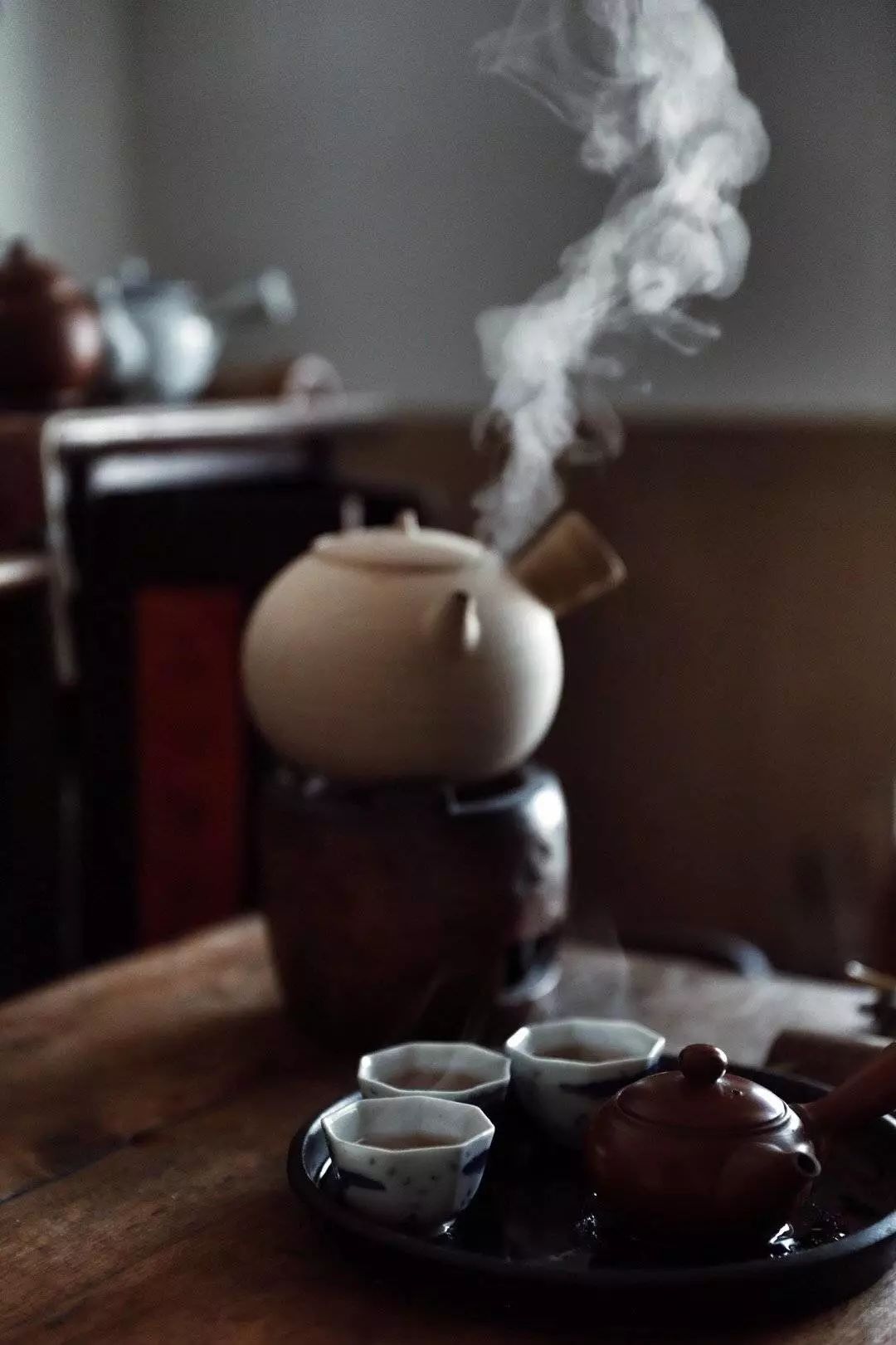 庭院里花草竹石满目, 阴凉处青翠菖蒲茸茸, 闲来,一壶清茶, 约三五