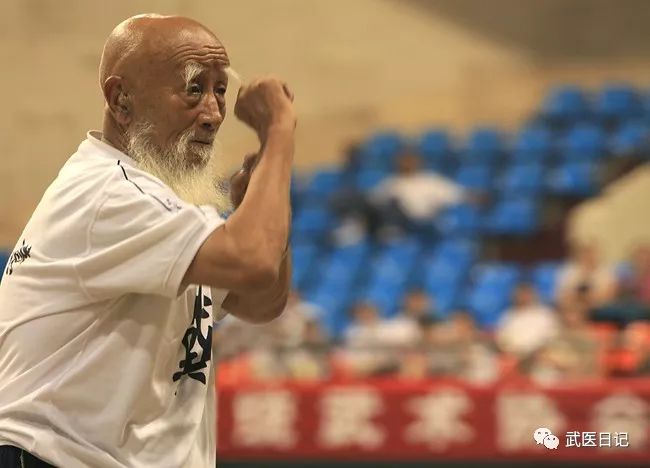 我们长话短说,直入主题,在祁县民间把戴氏心意拳的桩功称之为"蹲猴桩"