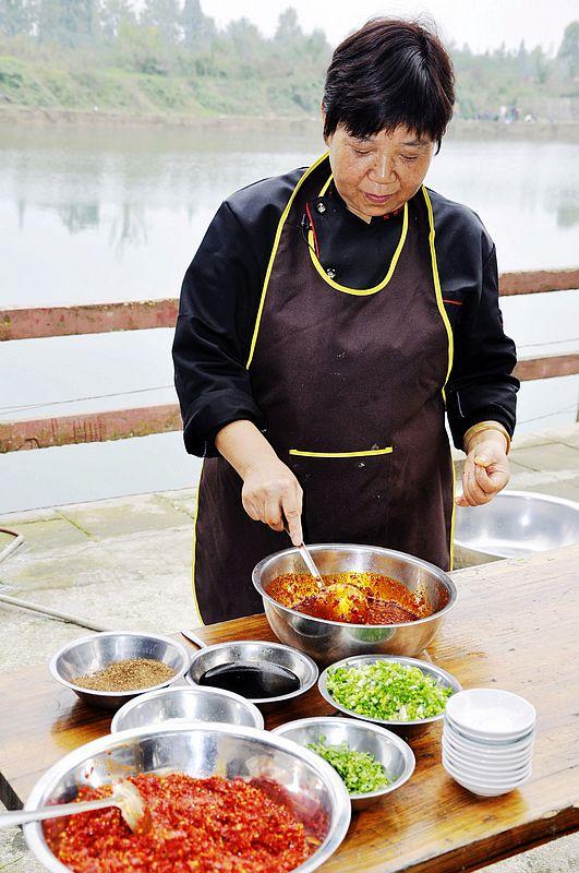 乡村大妈调制香辣酱,其经验之老道,手法之娴熟,味道之醉人,简直让人