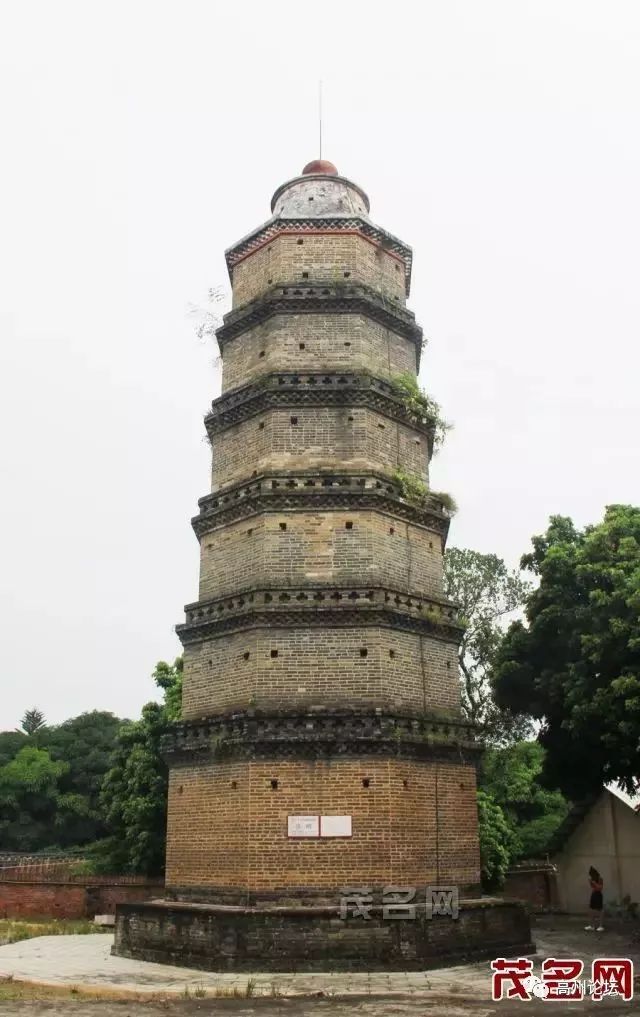 高州三塔历经数百年屹立不倒是因为顶端均处于同一水平线