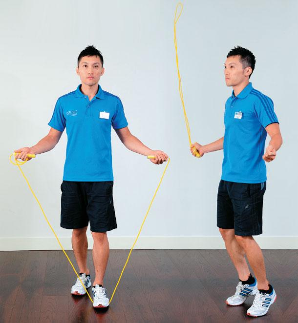 开始跳跳绳的标准姿势将绳子放在脚跟处预备,身体放松不僵硬,膝盖微弯