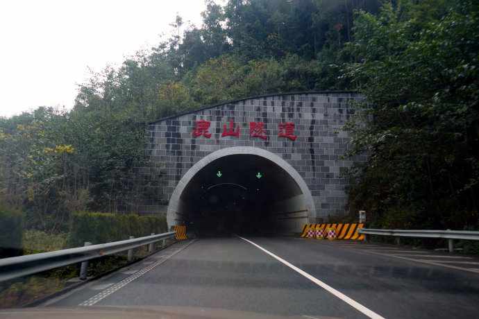 山区跨径最大,世界第三的钢箱梁悬索桥,是云南保腾高速创造"历史文化