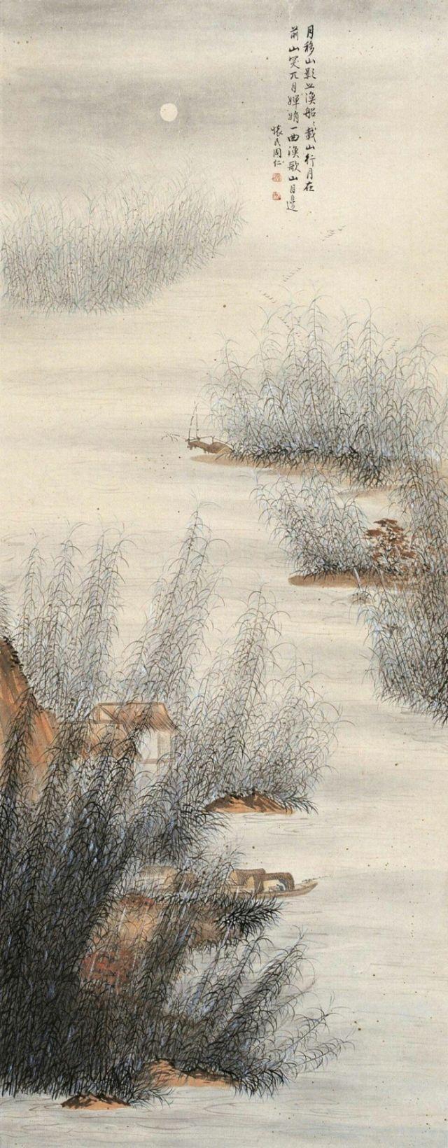 画面上湖水平阔,倒映着皎洁的月光,芦苇随风摇曳,渔人驾舟捕鱼,好一派