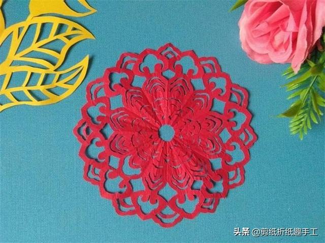 团花剪纸教程:都说六角团花美,其实十二角团花更漂亮