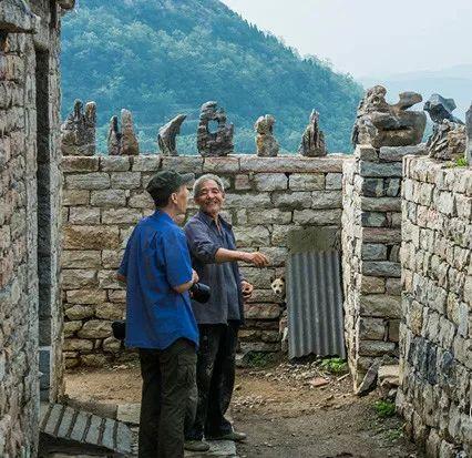 山东有个500多年的悬崖古村狂言冲了泰山顶冲不了逯家岭