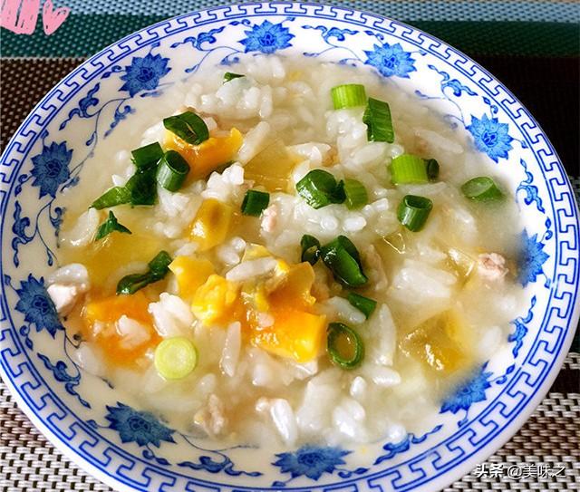 食材皮蛋一个,瘦肉适量,剩米饭一碗,香葱适量,橄榄油适量,香油适量.