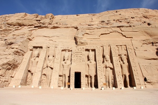 阿布辛拜勒努比亚神庙和纪念碑遗址是埃及著名古迹,位于埃及东南部