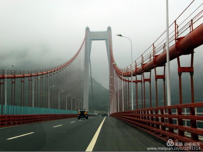 一一贵州贵阳至黔西高速公路鸭池河大桥:世界上最大跨径的钢桁梁斜拉