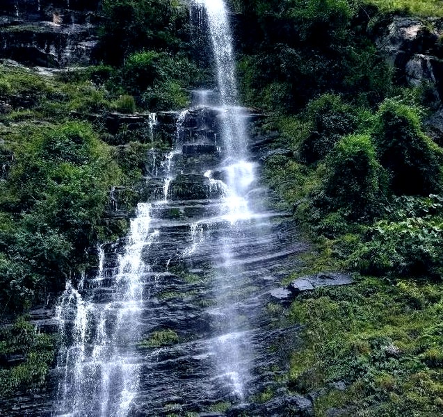 山东段的一条南伸式大峡谷,西方是不丹王国,南方是门隅核心的达旺地区