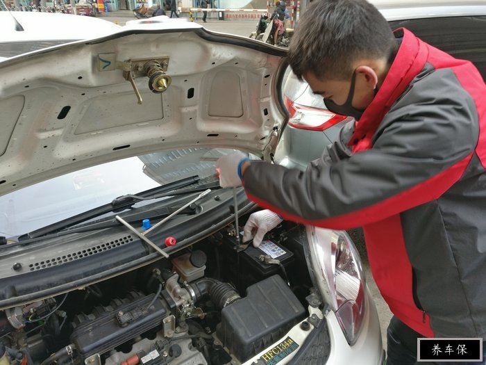 奔奔mini更换启动电瓶作业