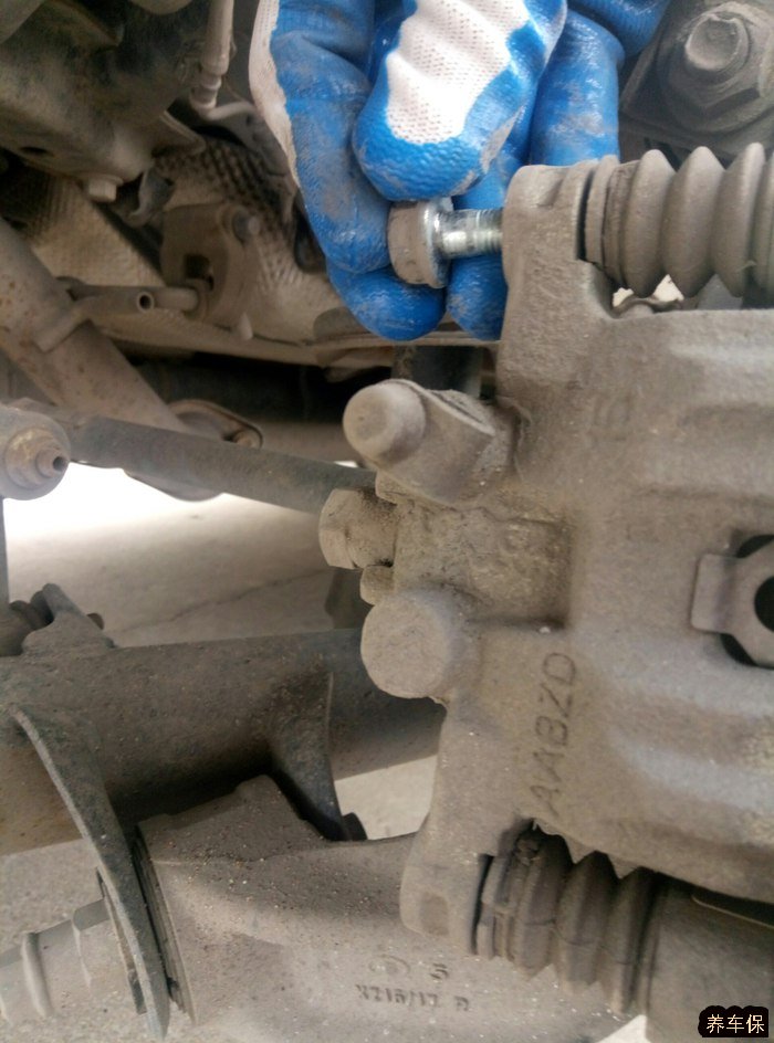 哈弗h6更换后刹车片详细教程分享