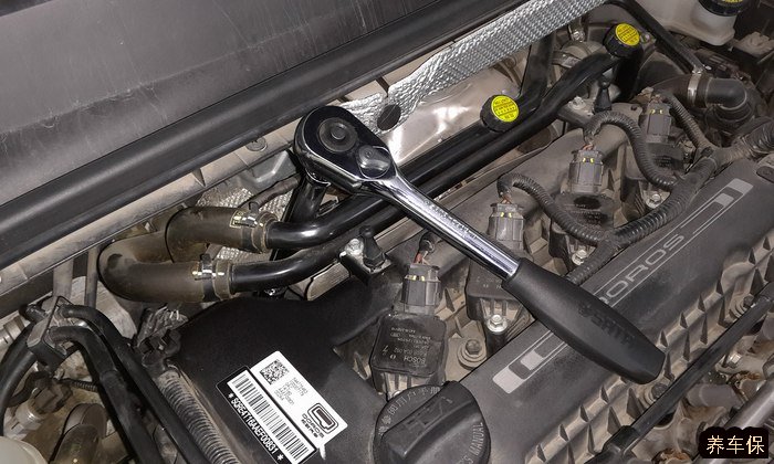 从图中这个位置把套筒伸进去放在机滤顶盖的螺丝上面需要用到的工具