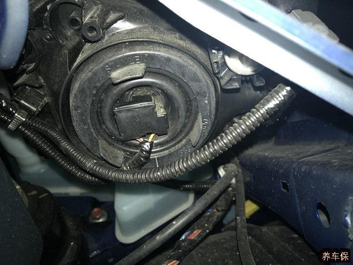 飞度更换远光及近光灯泡教程