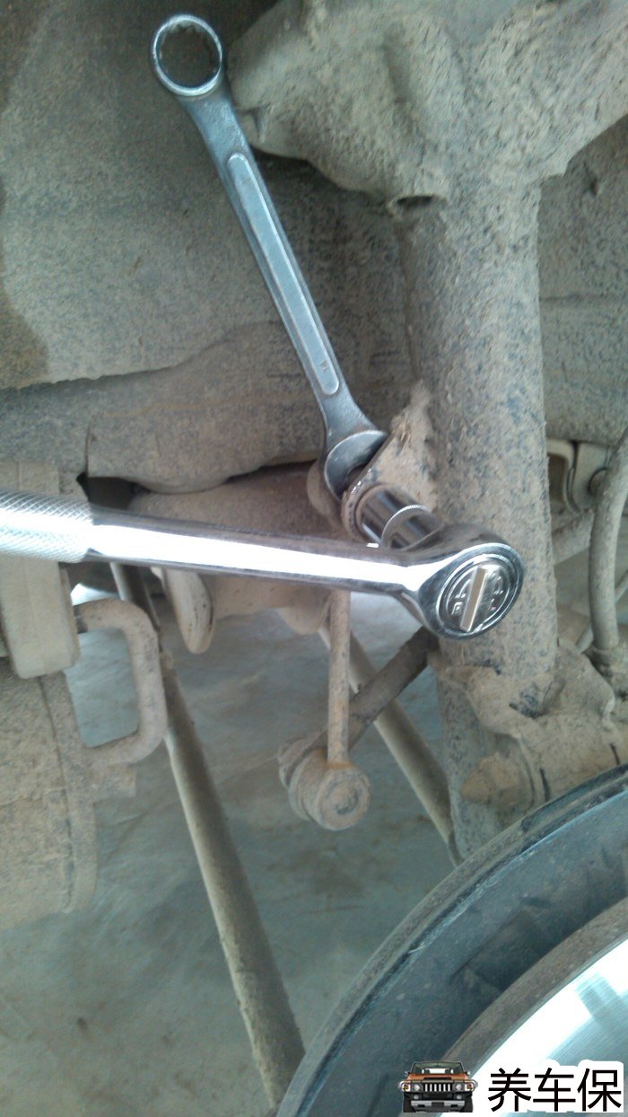 平衡杆胶套对比旧的在没有拆下来时平衡杆就很送,新的换上去很紧.