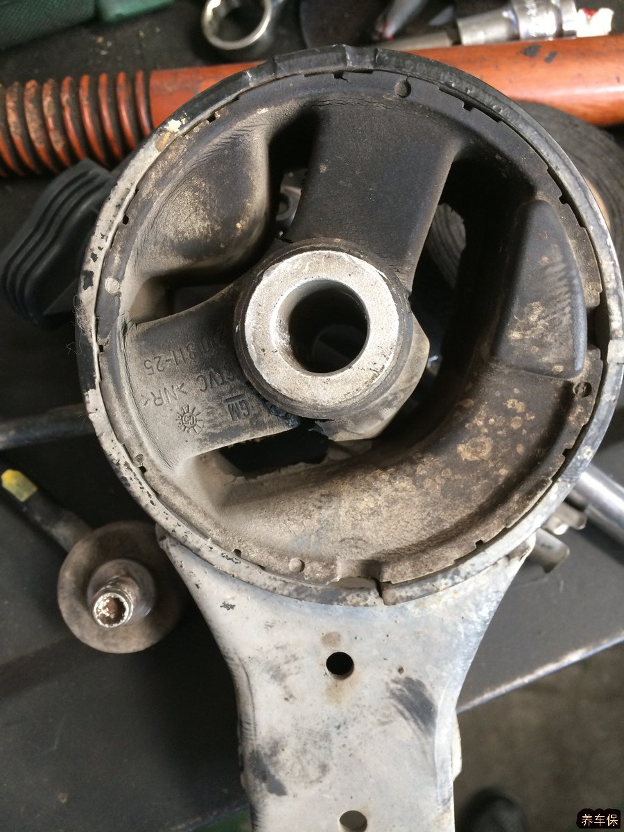 萨博汽车维护保养之更换变速箱下机脚