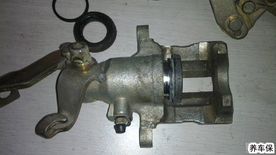 更换汽车的刹车分泵防尘套方法
