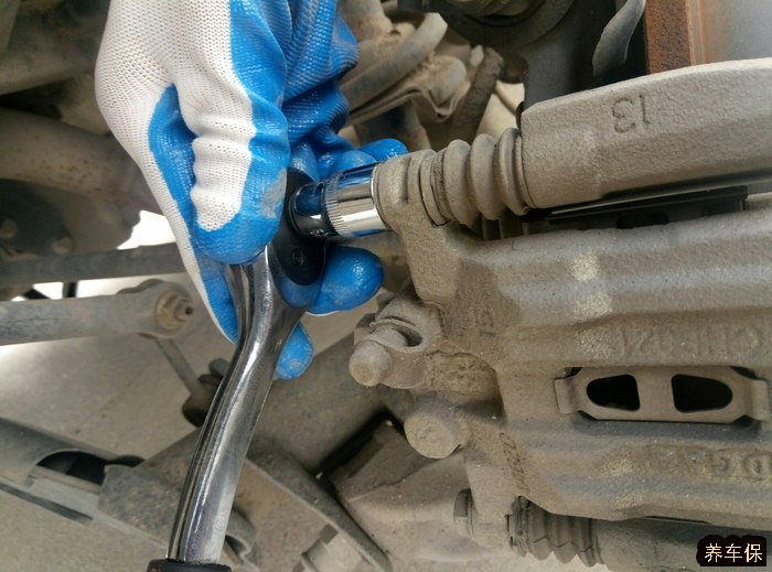 哈弗h6更换后刹车片详细教程分享