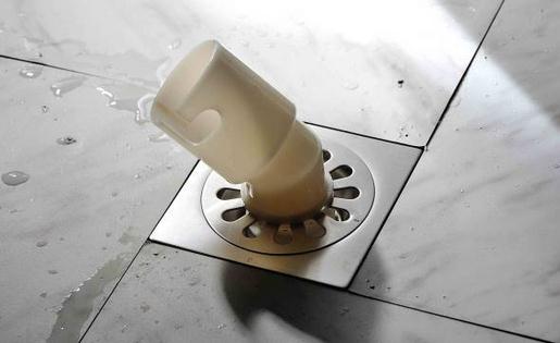 可能是洗衣机地漏的水封高度不够,极易干涸,致使排水管道内的臭气泛入