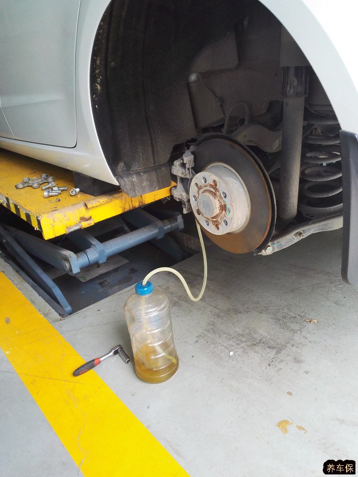14款奥迪a3更换刹车油作业分享