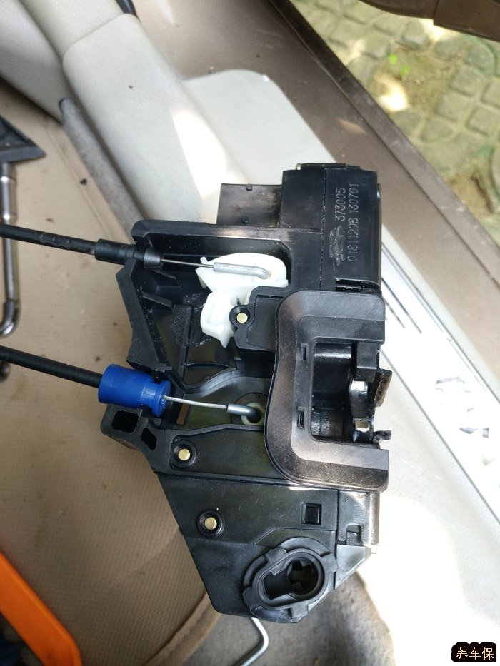 汽车更换中控车门锁块全过程
