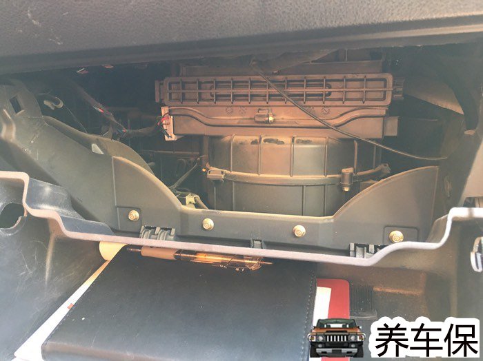 众泰t600更换空调滤清器教程