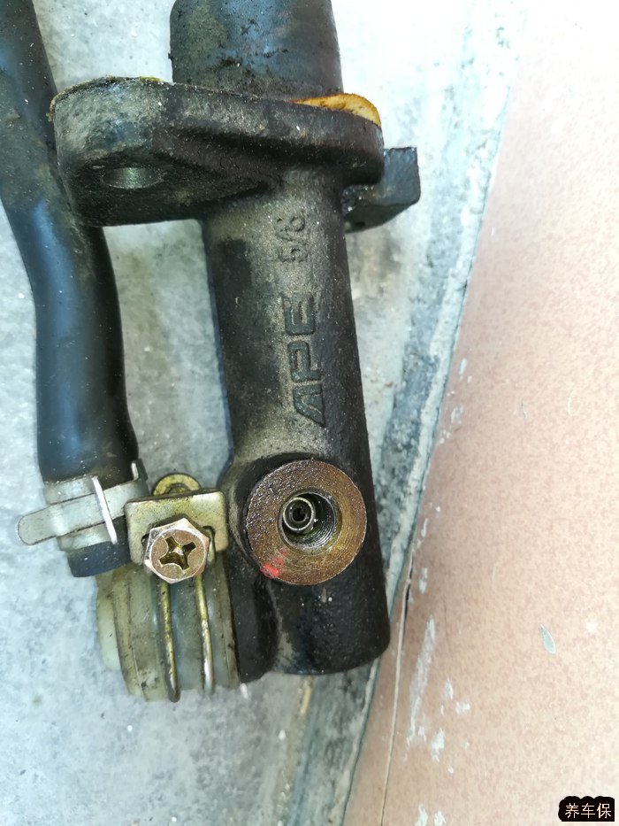 众泰2008维修保养之更换离合总泵与分泵教程分享